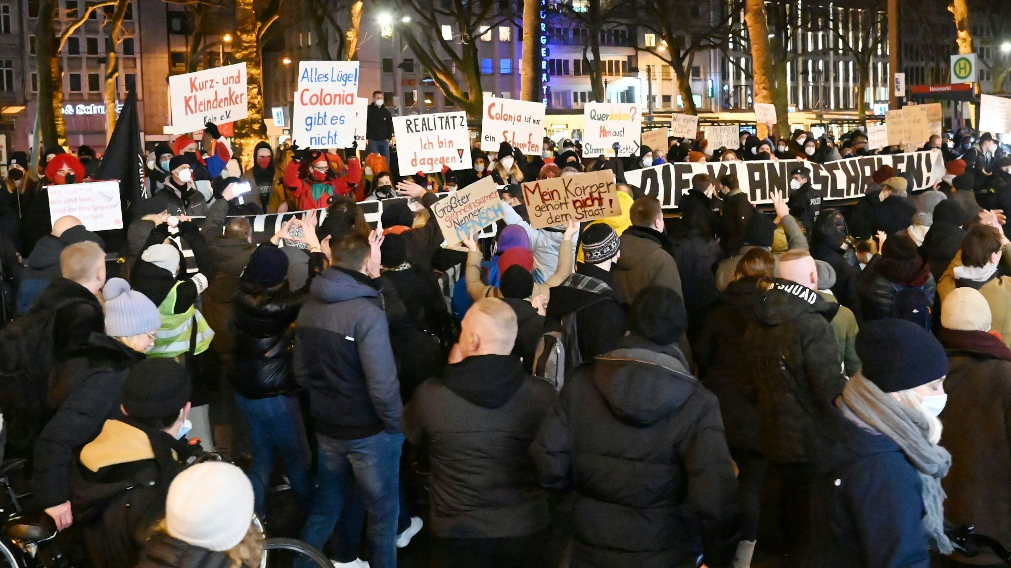 Die Impfgegner passieren die Gegendemo auf dem Neumarkt.