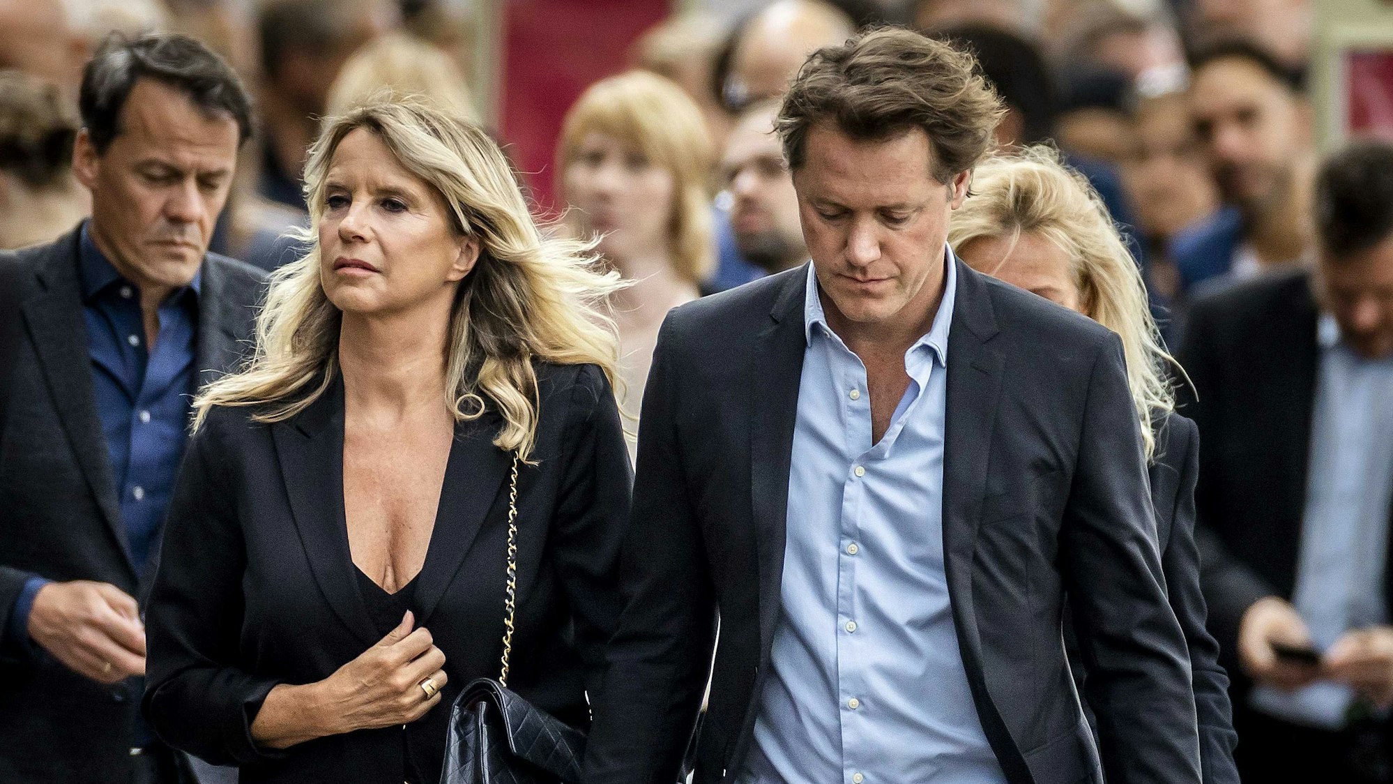 Linda de Mol, holländische TV-Moderatorin, und ihr Partner Jeroen Rietbergen, Musiker, kommen zu einer privaten Abschied von Kriminalreporter de Vries im Royal Theatre Carre.