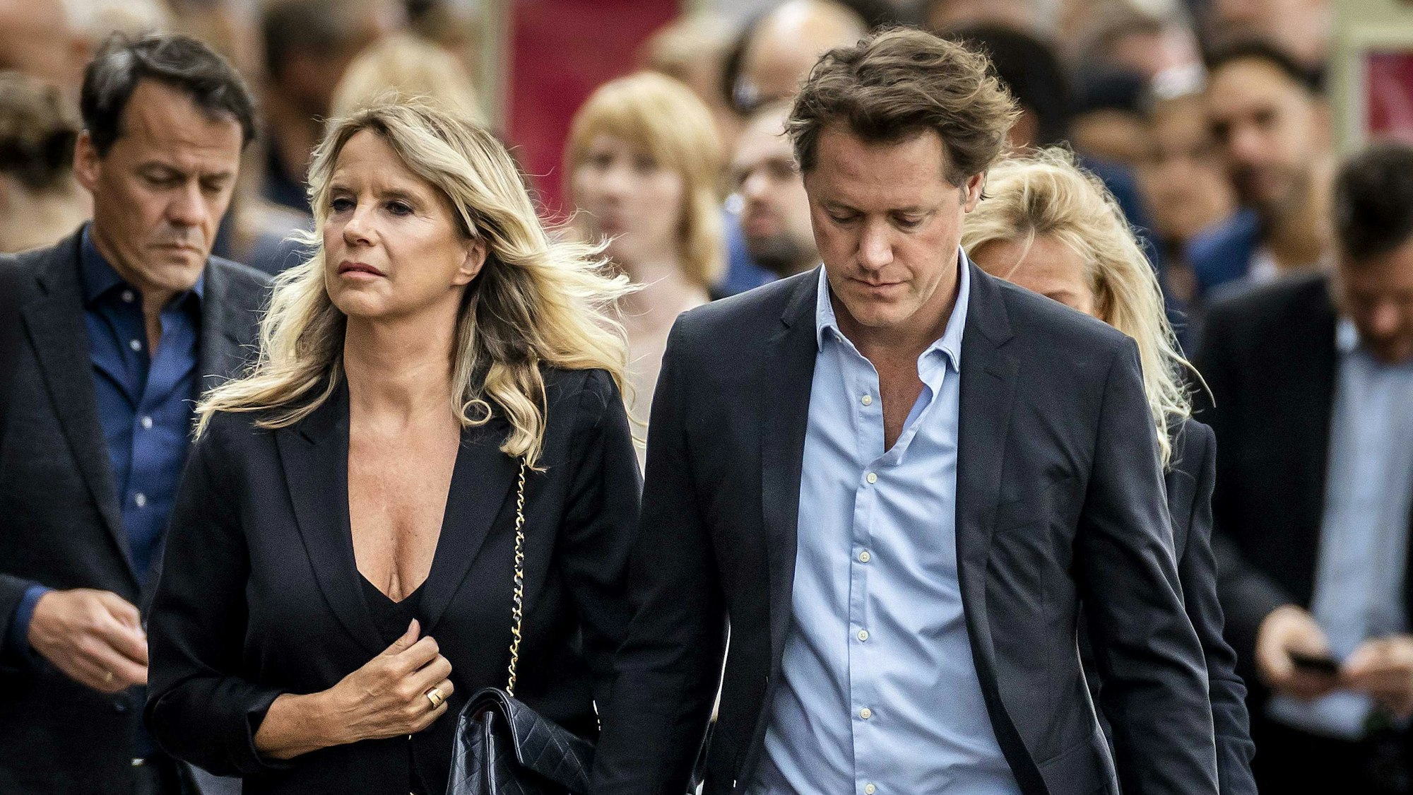 Linda de Mol, holländische TV-Moderatorin, und ihr Partner Jeroen Rietbergen, Musiker, kommen zu einer privaten Abschied von Kriminalreporter de Vries im Royal Theatre Carre.