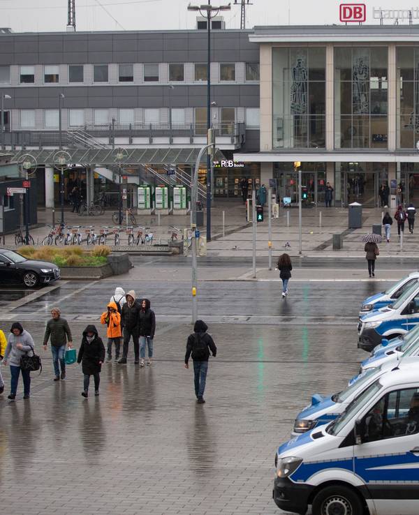 Polizei-Autos vor dem Hauptbahnhof in Dortmund. Dort ist in der Nacht auf Sonntag (16. Januar) ein Streit eskaliert. Das Symbolfoto stammt aus dem November 2021.
