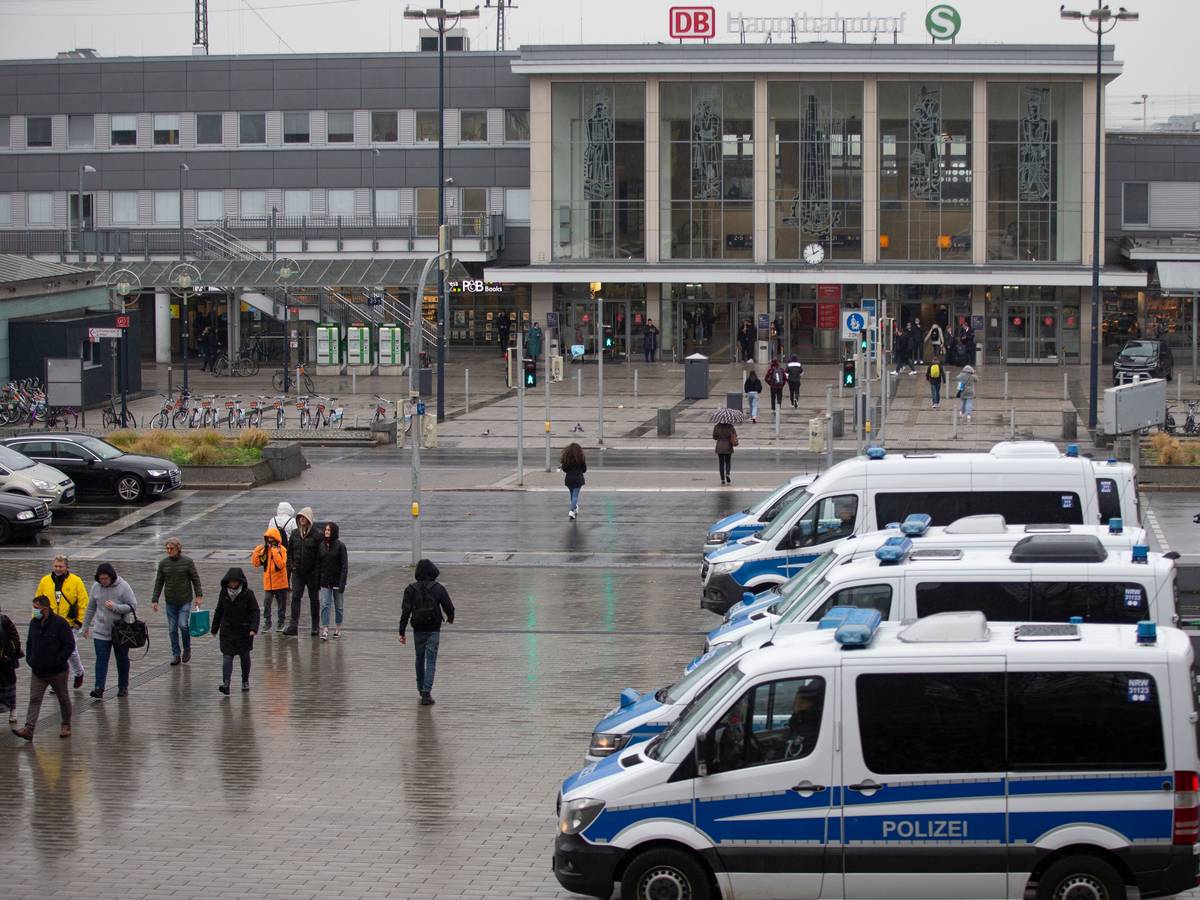 Polizei-Autos vor dem Hauptbahnhof in Dortmund. Dort ist in der Nacht auf Sonntag (16. Januar) ein Streit eskaliert. Das Symbolfoto stammt aus dem November 2021.