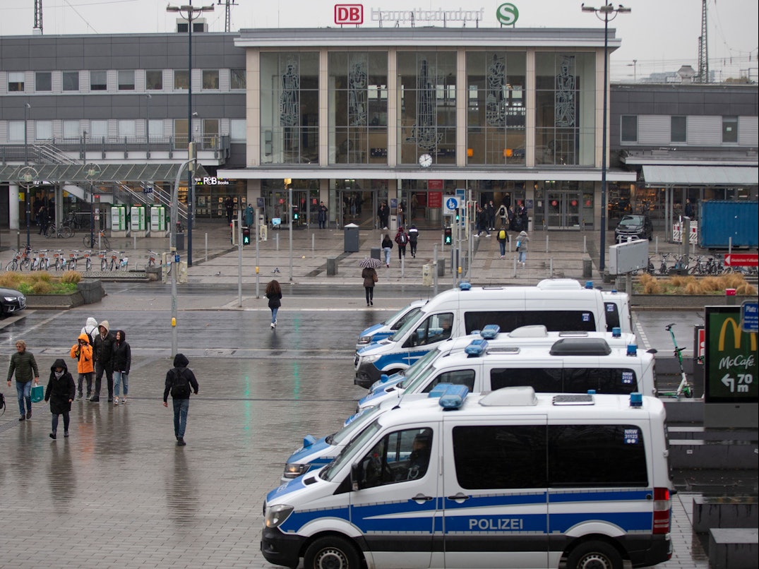 Polizei-Autos vor dem Hauptbahnhof in Dortmund. Dort ist in der Nacht auf Sonntag (16. Januar) ein Streit eskaliert. Das Symbolfoto stammt aus dem November 2021.