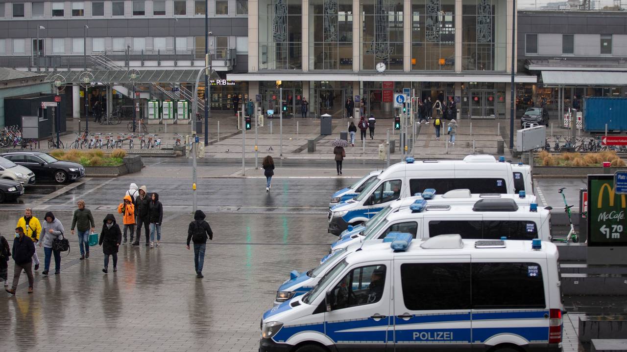 Polizei-Autos vor dem Hauptbahnhof in Dortmund. Dort ist in der Nacht auf Sonntag (16. Januar) ein Streit eskaliert. Das Symbolfoto stammt aus dem November 2021.