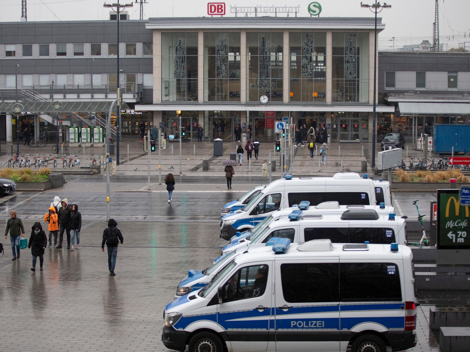 Polizei-Autos vor dem Hauptbahnhof in Dortmund. Dort ist in der Nacht auf Sonntag (16. Januar) ein Streit eskaliert. Das Symbolfoto stammt aus dem November 2021.