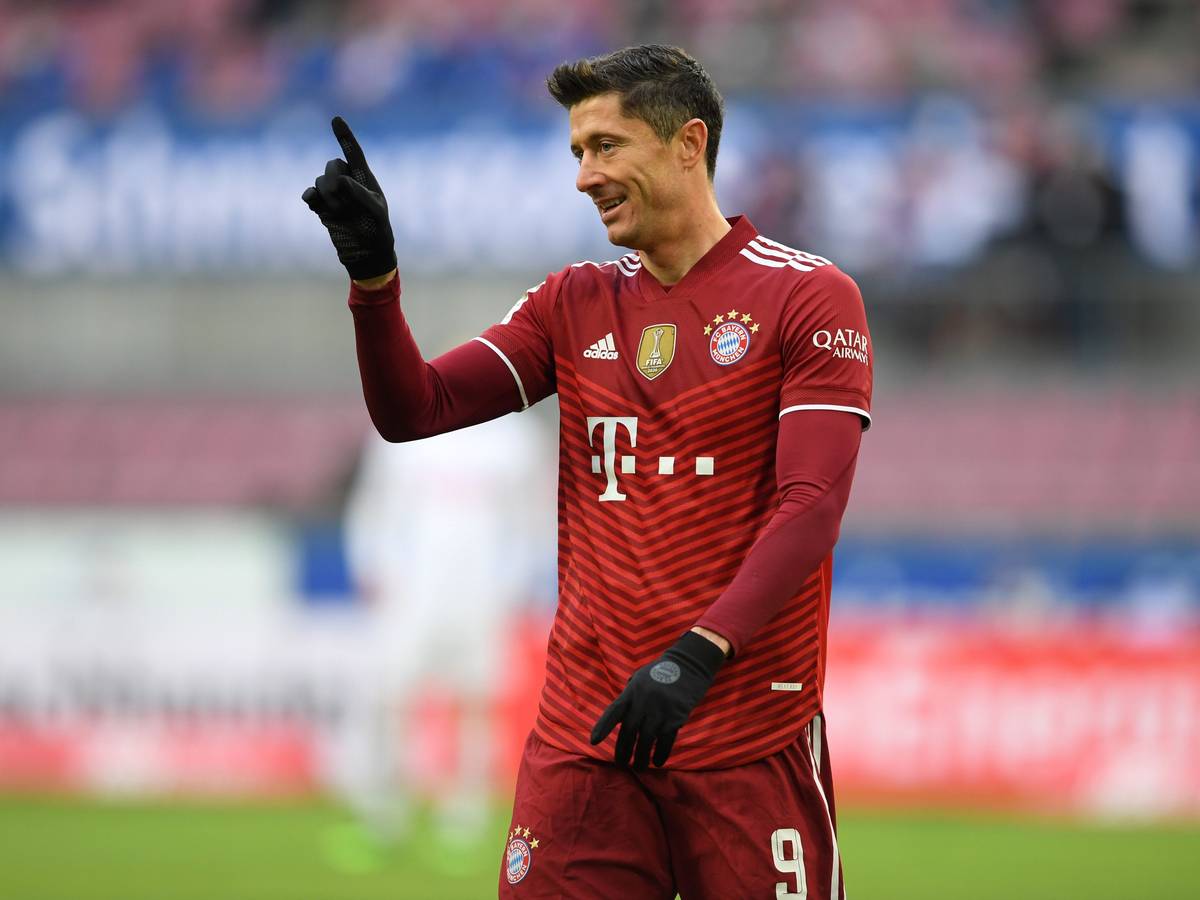 Robert Lewandowski vom FC Bayern München feiert ein Tor gegen Köln.