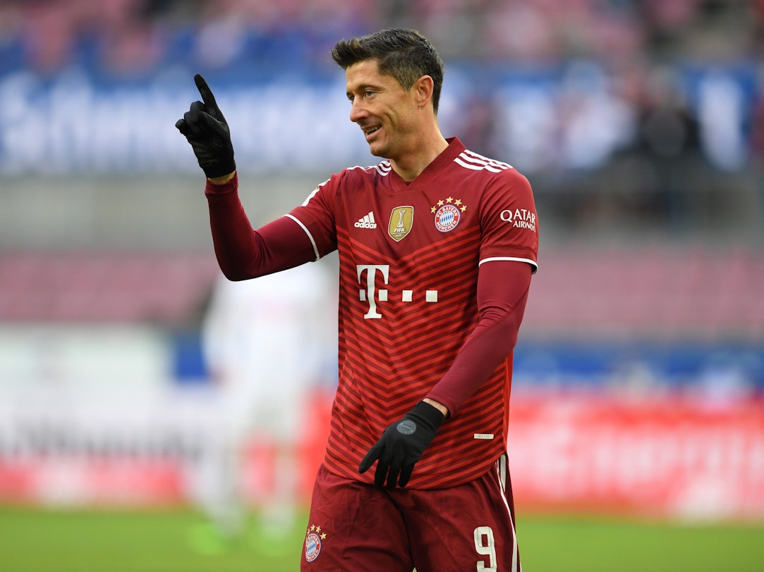 Robert Lewandowski vom FC Bayern München feiert ein Tor gegen Köln.