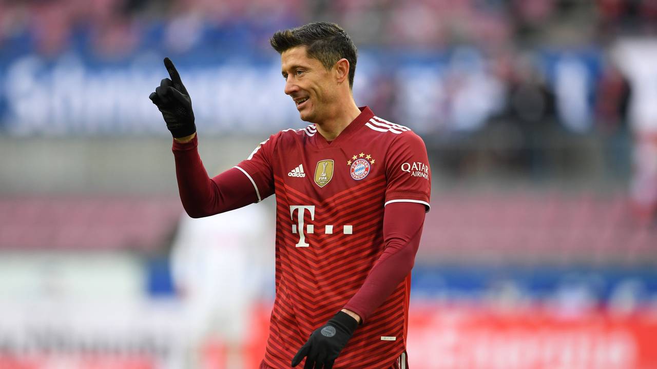 Robert Lewandowski vom FC Bayern München feiert ein Tor gegen Köln.