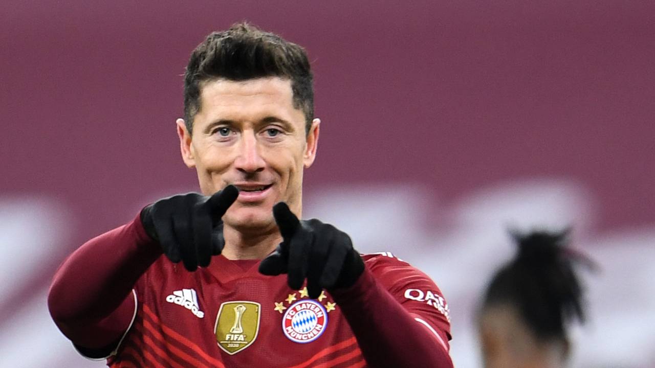 Bayern Münchens Robert Lewandowski jubelt über seinen Treffer zum 4:0 gegen den VfL Wolfsburg.