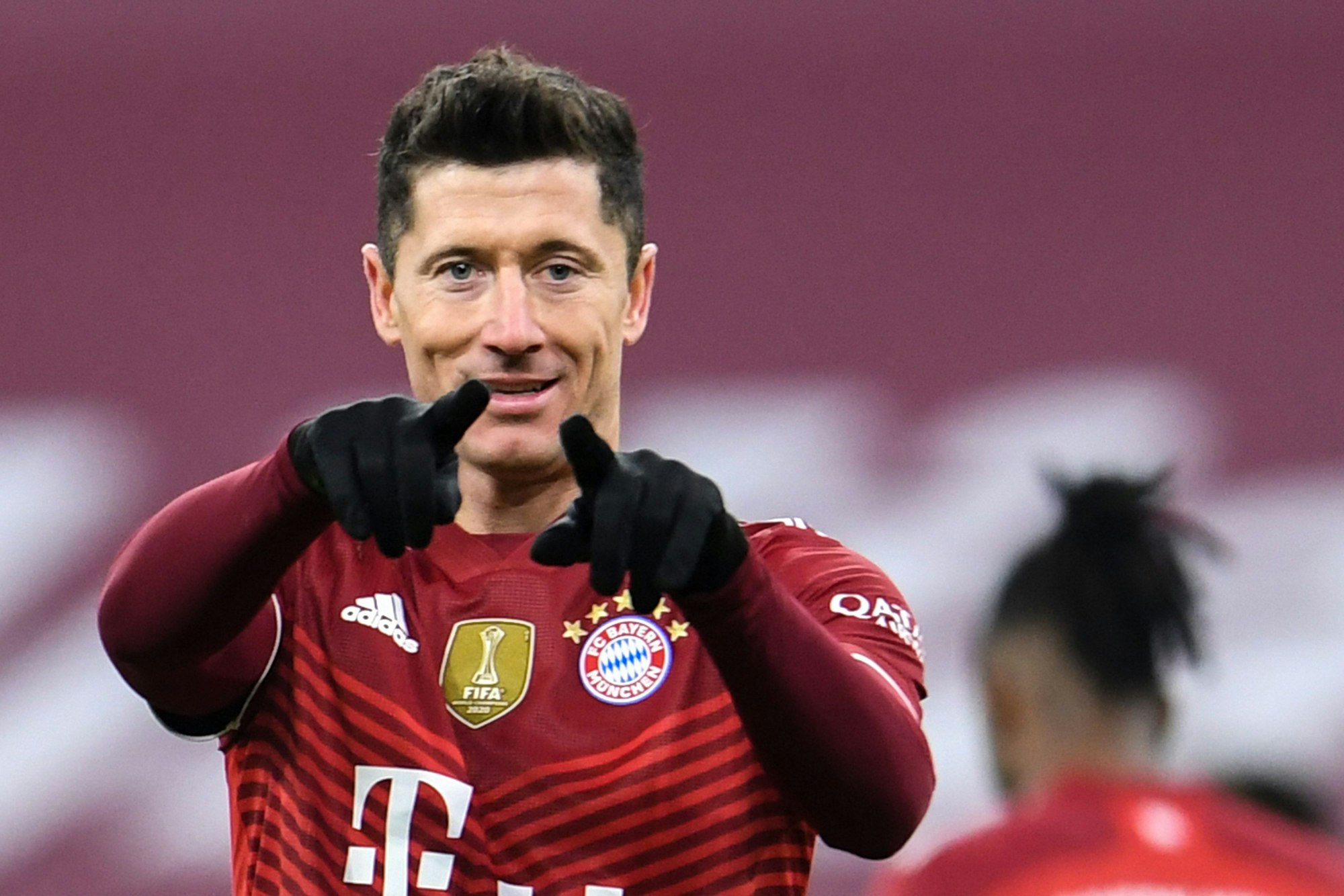Bayern Münchens Robert Lewandowski jubelt über seinen Treffer zum 4:0 gegen den VfL Wolfsburg.