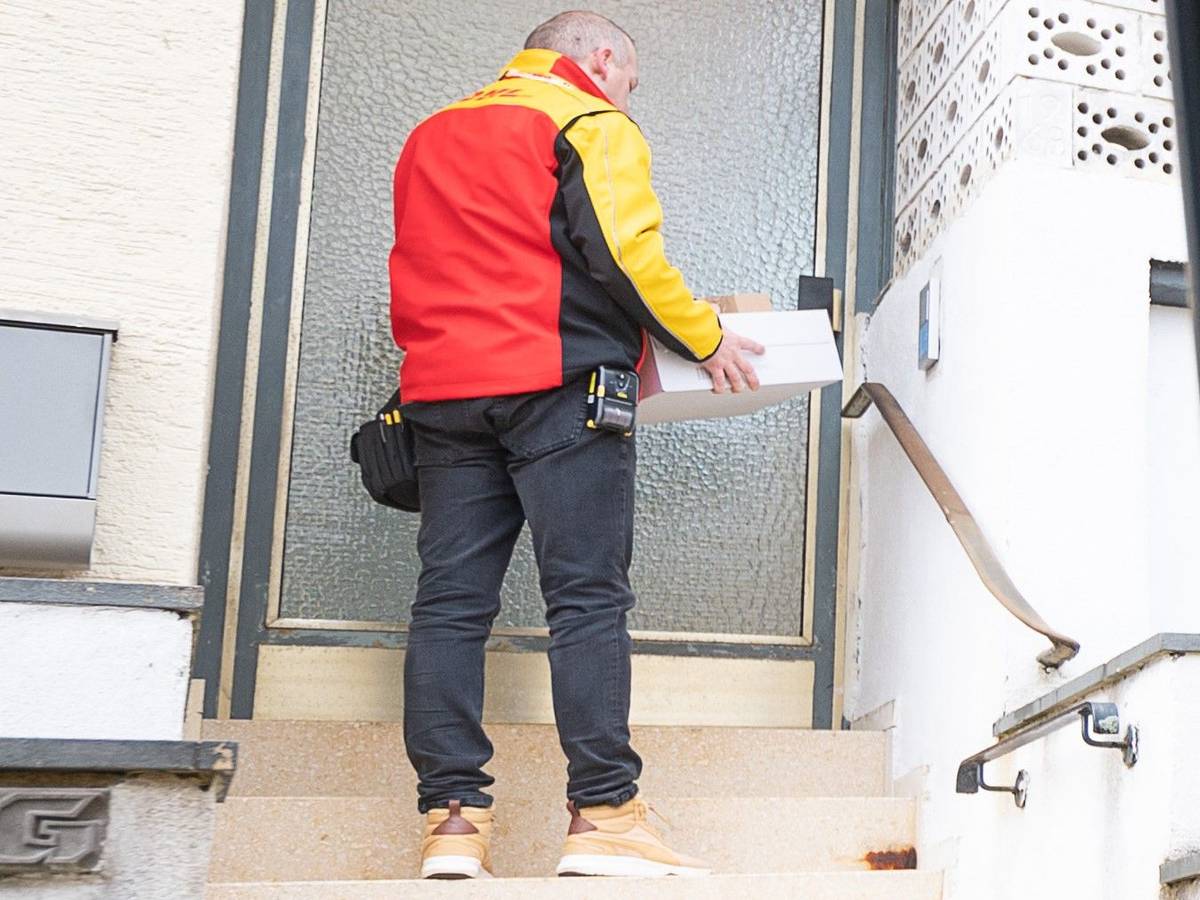 Ärgerlich: Seit einiger Zeit wartet eine DHL-Kundin auf ihr Paket, das bereits tagelang in der „Region des Empfängers“ liegt. Das Symbolbild wurde 2021 geschossen.