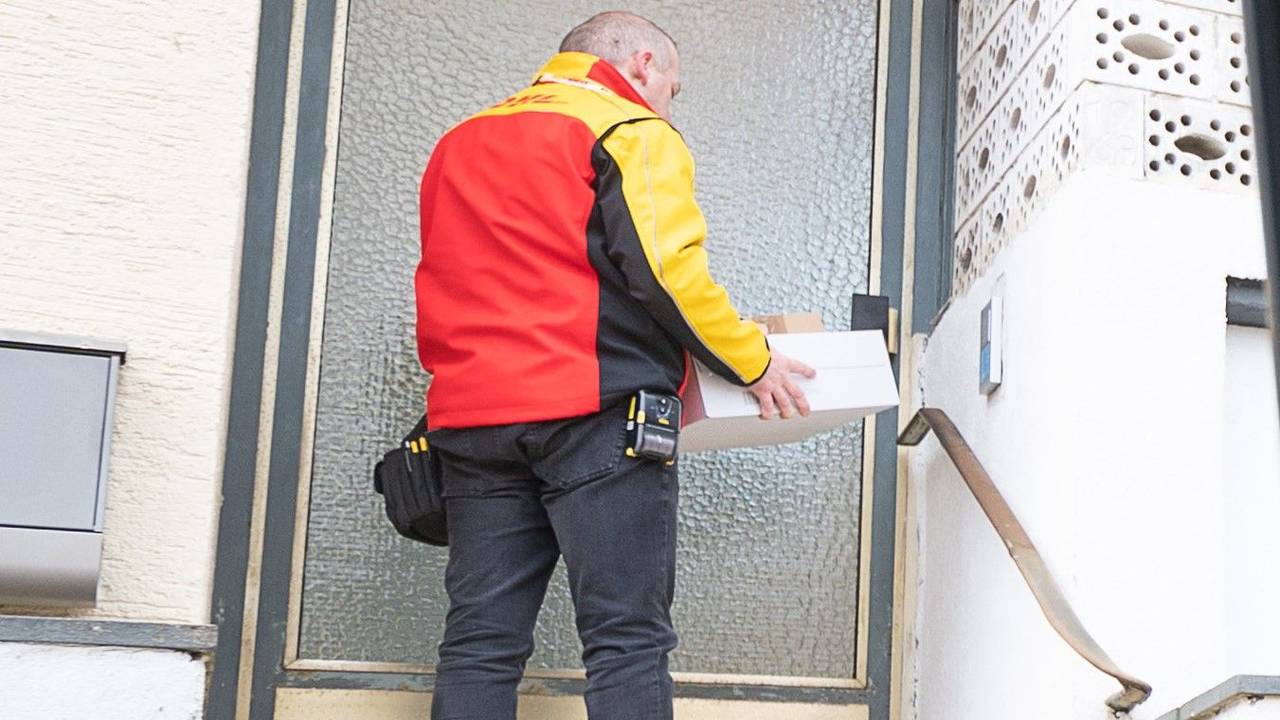 Ärgerlich: Seit einiger Zeit wartet eine DHL-Kundin auf ihr Paket, das bereits tagelang in der „Region des Empfängers“ liegt. Das Symbolbild wurde 2021 geschossen.