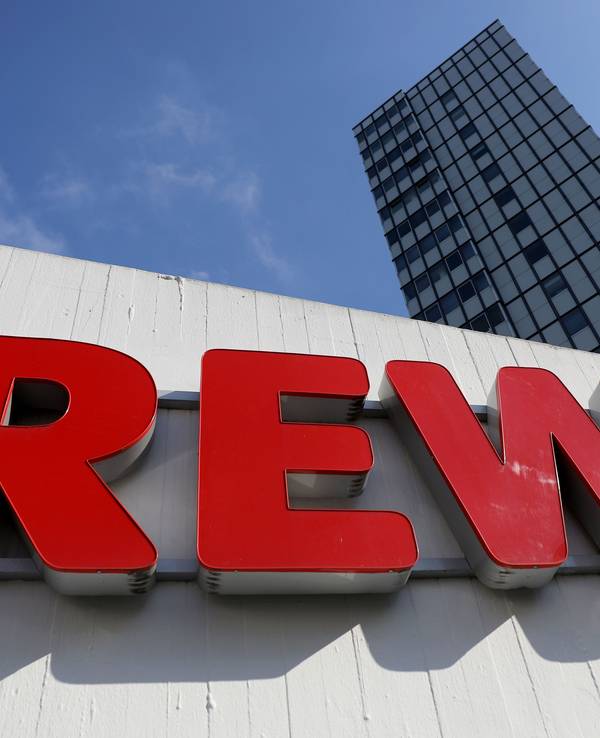 Ein Rewe Schriftzug hängt vor einem Supermarkt. Symbolbild vom 15.04.2021.