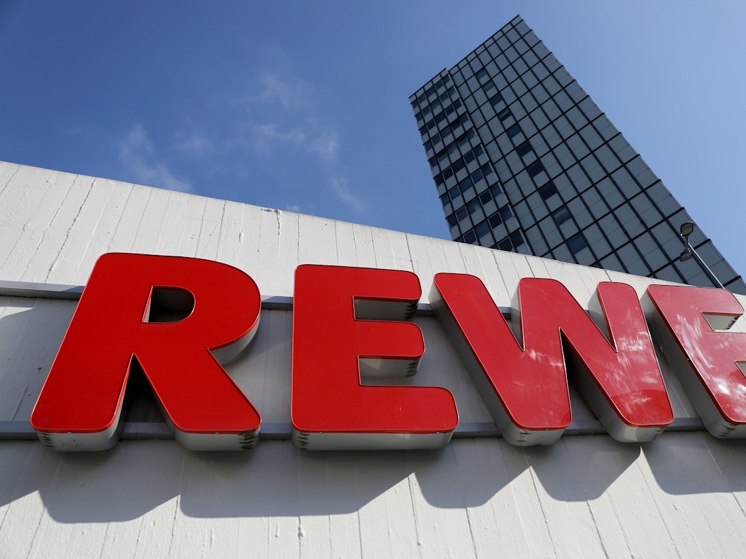 Ein Rewe Schriftzug hängt vor einem Supermarkt. Symbolbild vom 15.04.2021.