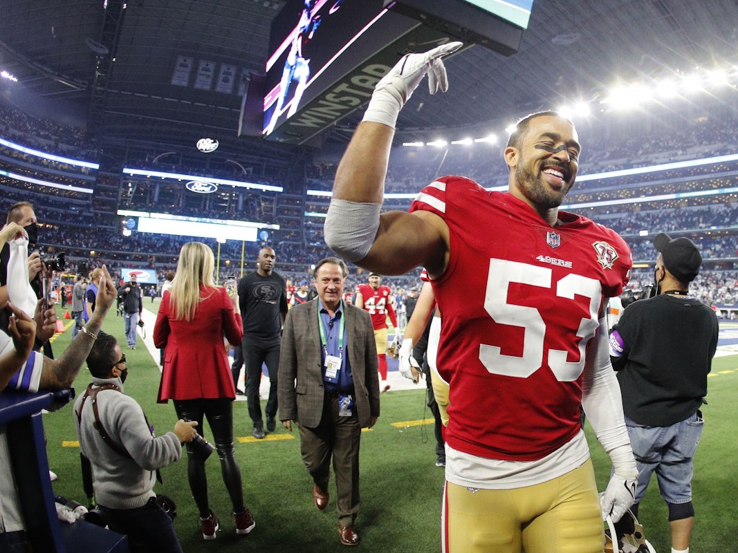 Mark Nzeocha hat den Helm abgesetzt und lacht.