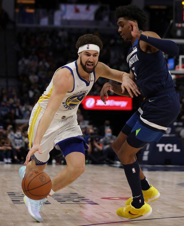 Klay Thomas dribbelt mit dem Ball an Jaden McDaniels vorbei.