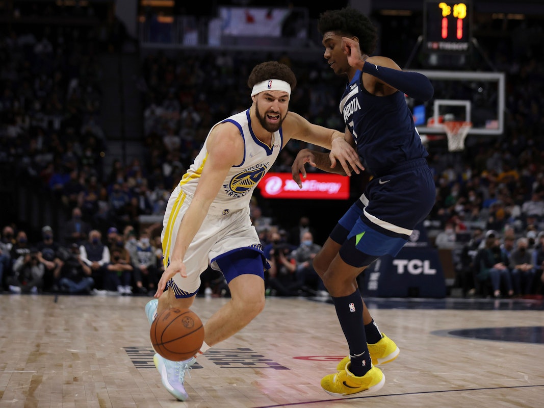 Klay Thomas dribbelt mit dem Ball an Jaden McDaniels vorbei.