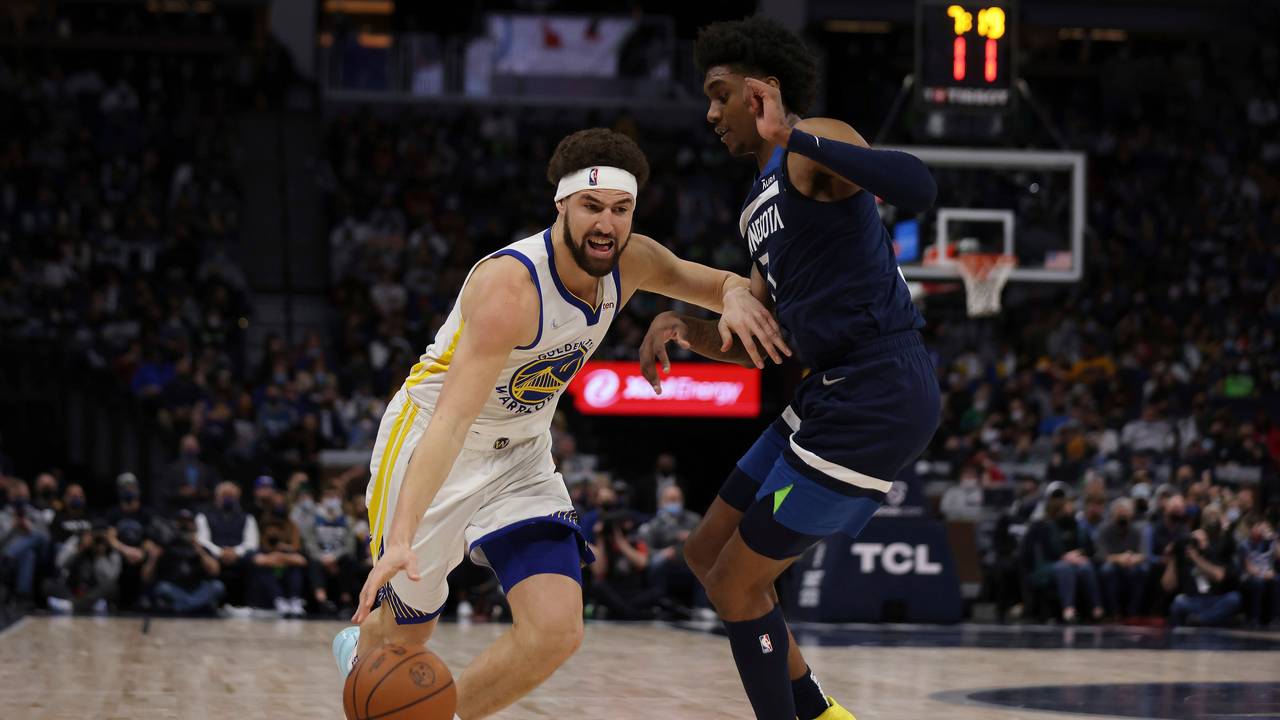 Klay Thomas dribbelt mit dem Ball an Jaden McDaniels vorbei.