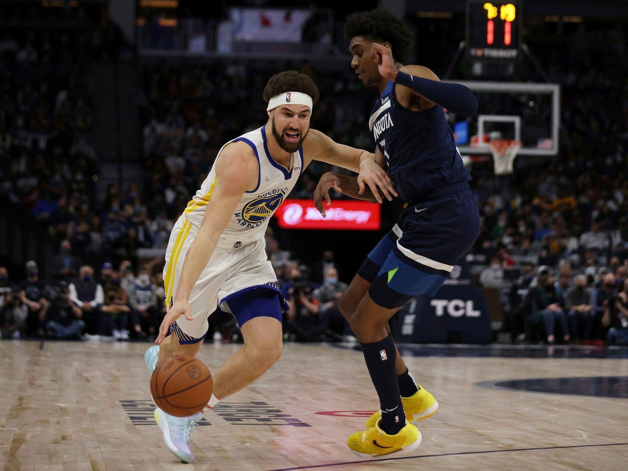 Klay Thomas dribbelt mit dem Ball an Jaden McDaniels vorbei.