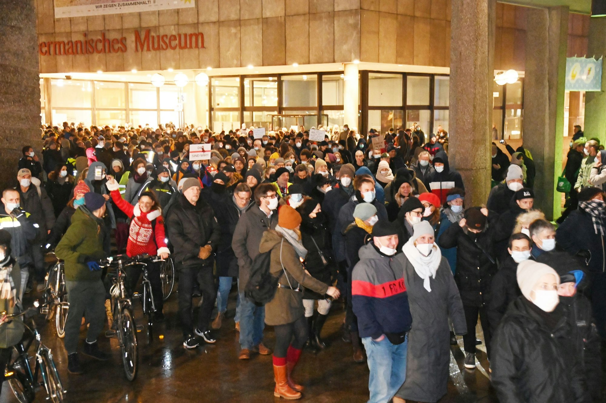 Auf dem Roncalliplatz in Köln gehen Impfgegner am Montagabend (17. Januar 2022) „spazieren“.