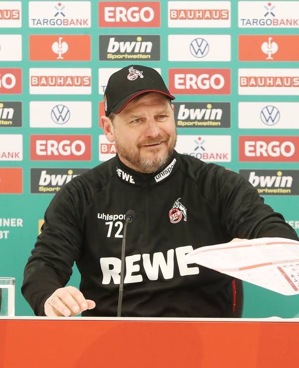 Steffen Baumgart gibt beim 1. FC Köln eine Pressekonferenz.