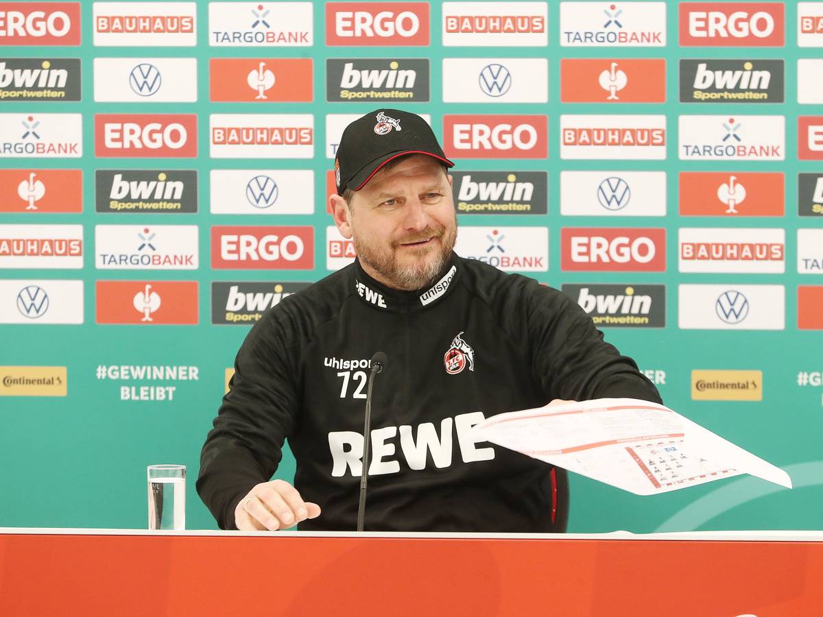 Steffen Baumgart gibt beim 1. FC Köln eine Pressekonferenz.