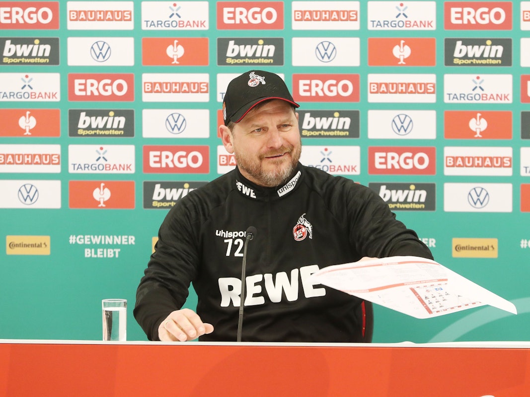 Steffen Baumgart gibt beim 1. FC Köln eine Pressekonferenz.