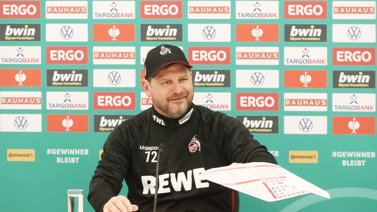 Steffen Baumgart gibt beim 1. FC Köln eine Pressekonferenz.