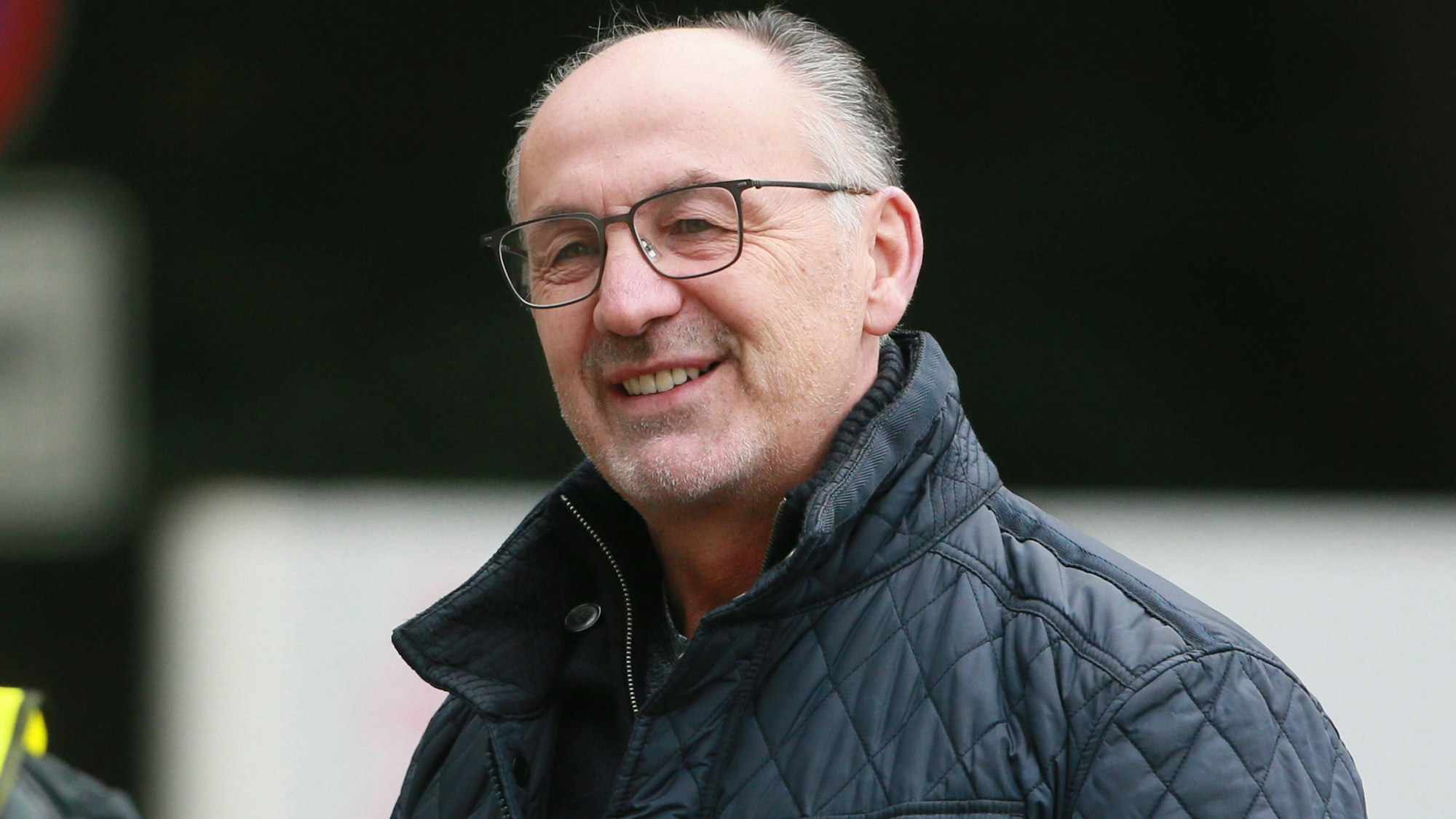 Jürgen Kohler als Zuschauer bei einem Fußballspiel.