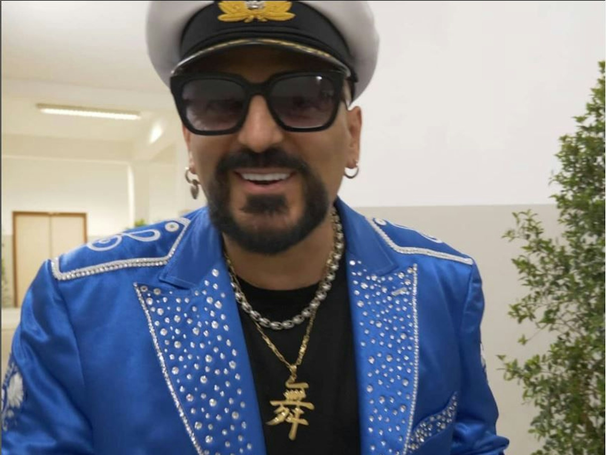 DJ Gigi D'Agostino lacht auf einem Foto, das am 9. Juni 2019 auf seiner offiziellen Instagram-Seite veröffentlicht wurde.