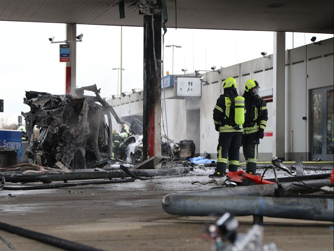 Zwei Feuerwehrleute haben das Feuer an der Tankstelle an der Autobahnraststätte Langen-Bergheim am 17. Januar 2022 gelöscht. Auf dem Bild sieht man einen ausgebrannten PKW.