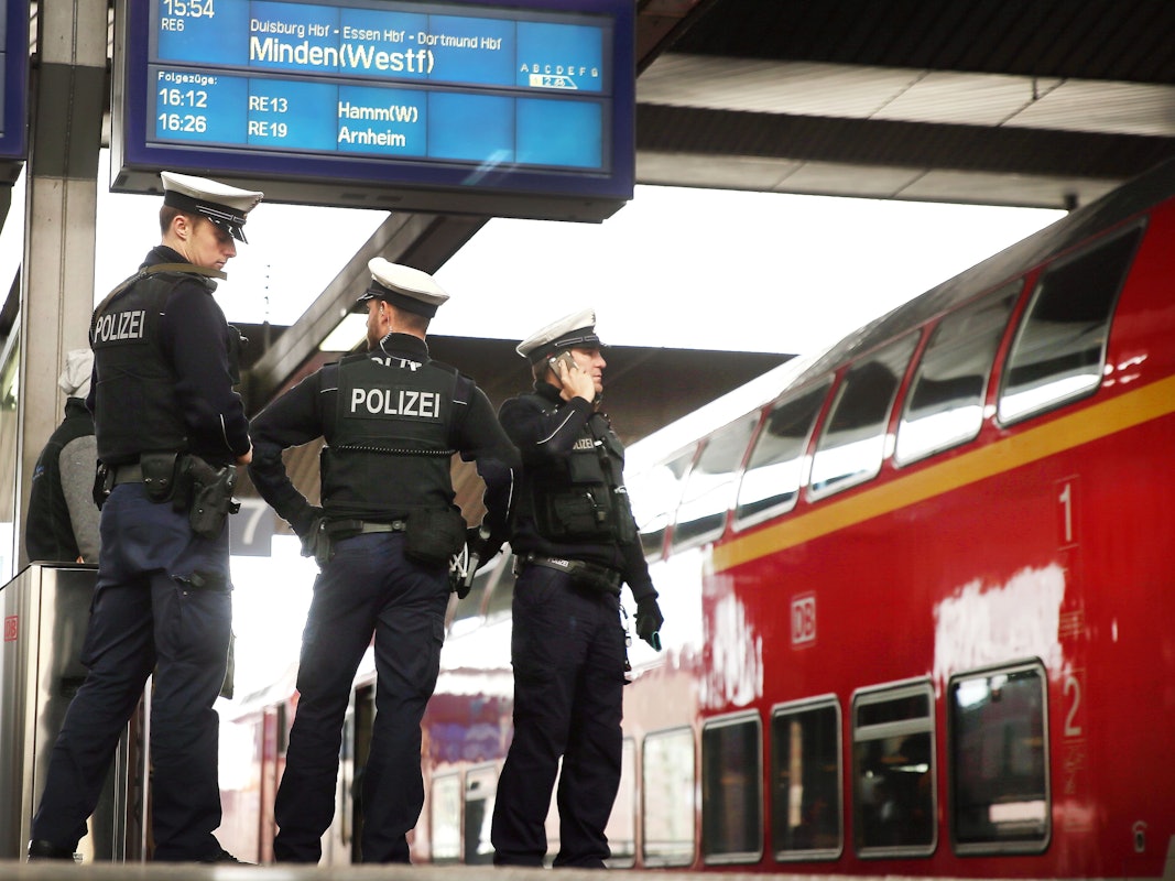 Polizisten kontrollieren am Hauptbahnhof Düsseldorf Züge.