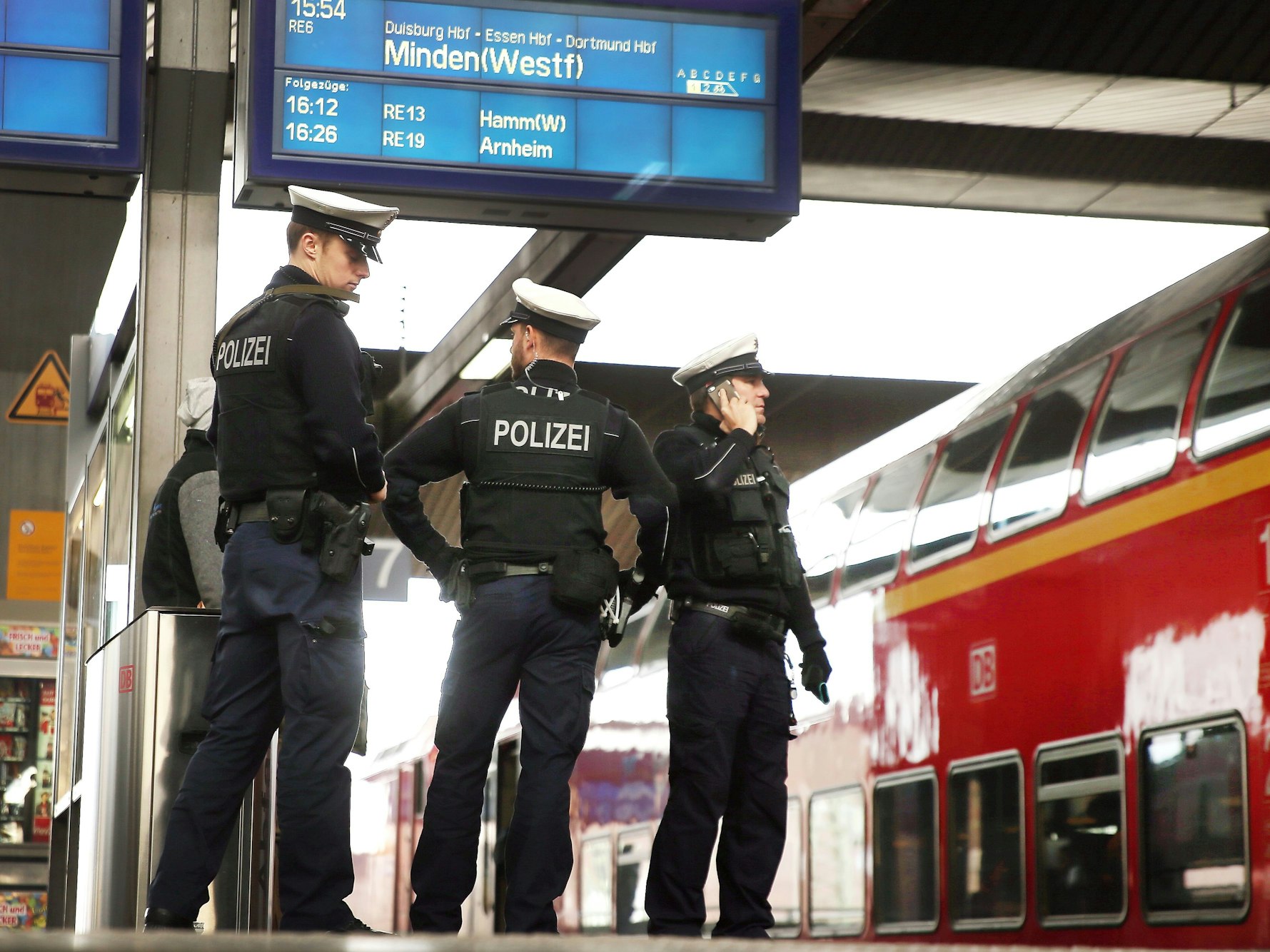 Polizisten kontrollieren am Hauptbahnhof Düsseldorf Züge.
