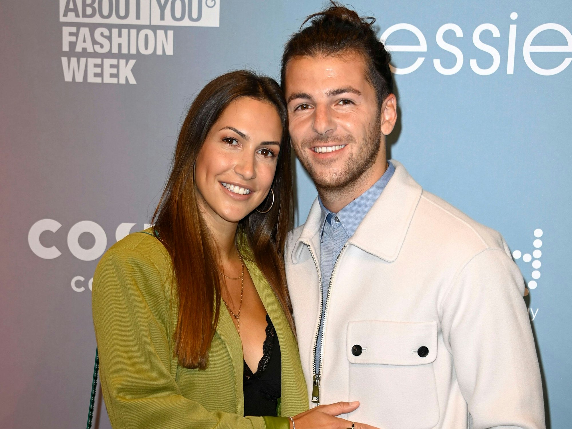 Riccardo Basile posiert mit seiner Freundin Clea-Lacy Juhn für die Fotografen.