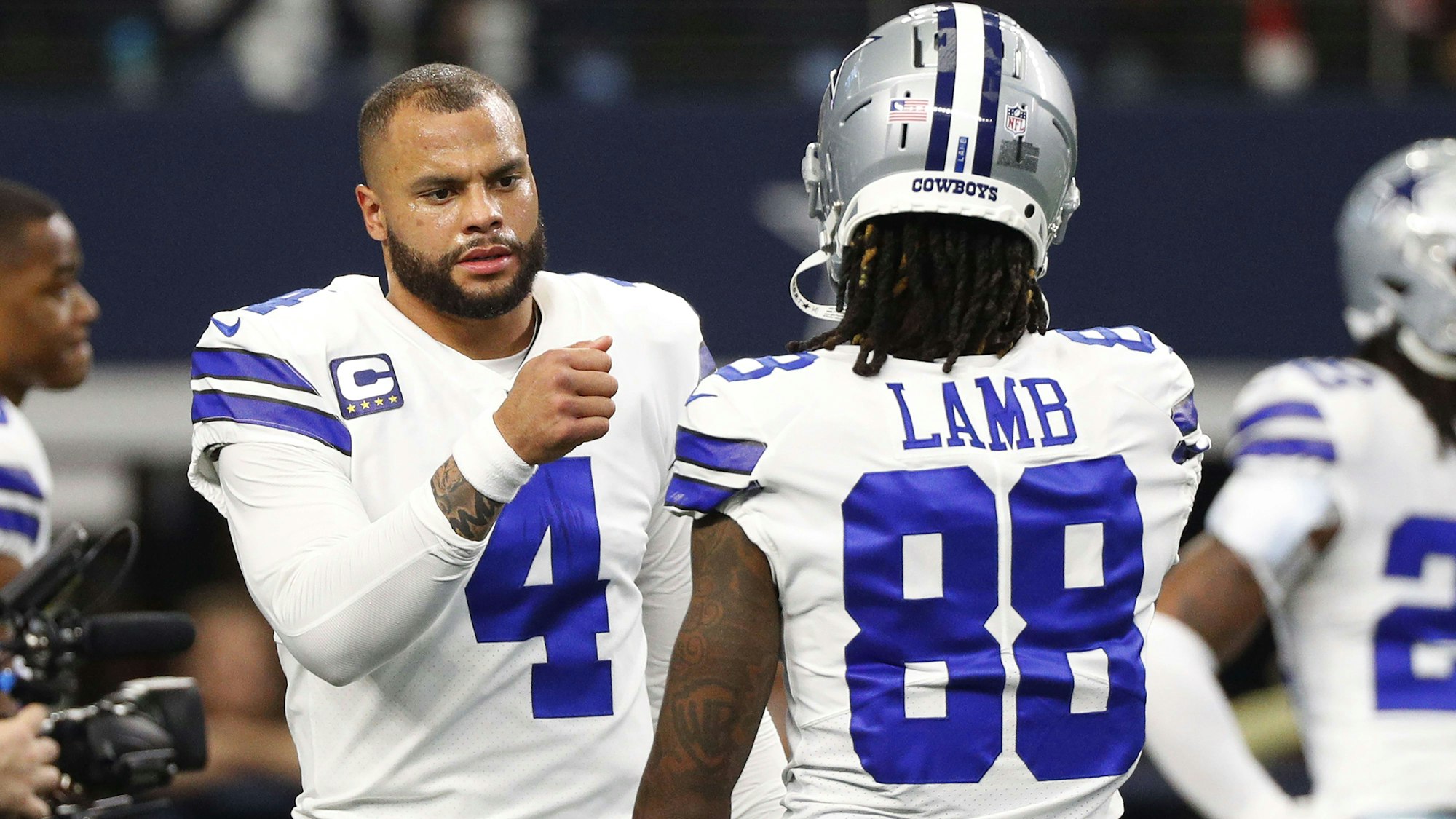 Dak Prescott und Teamkollege CeeDee Lamb klatschen sich ab.