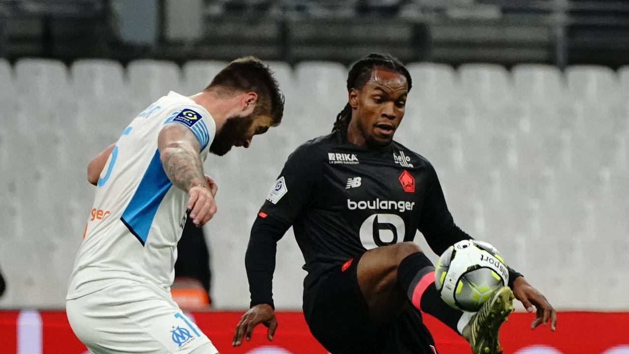Renato Sanches hebt das Bein, der Ball klebt förmlich an seinem Fuß. Duje Caleta-Car rauscht heran.