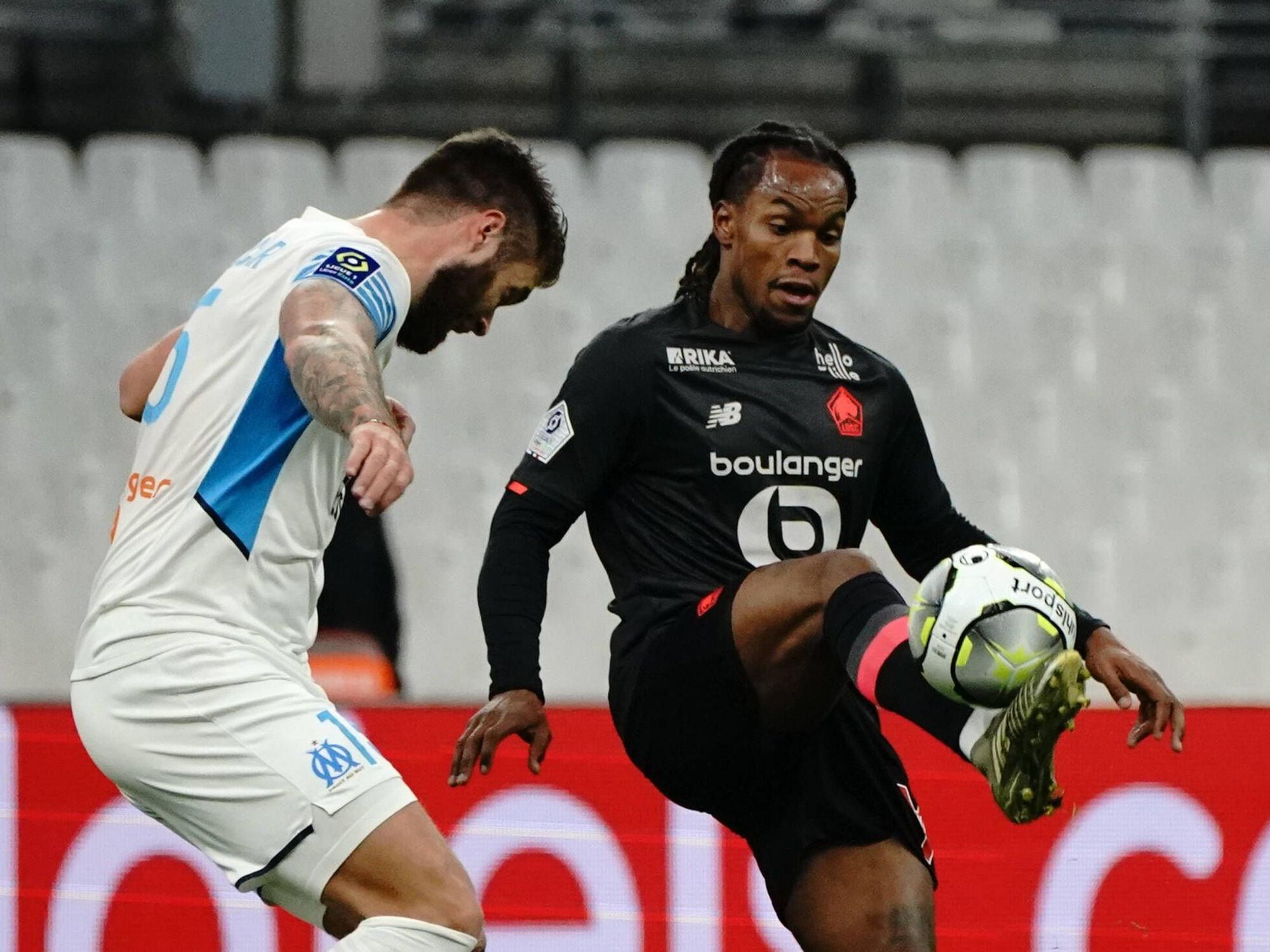 Renato Sanches hebt das Bein, der Ball klebt förmlich an seinem Fuß. Duje Caleta-Car rauscht heran.