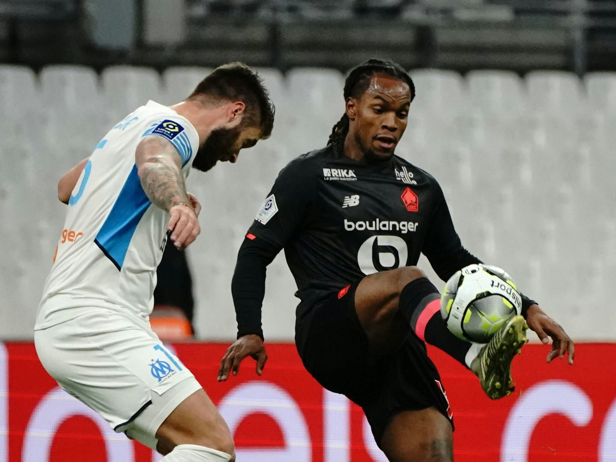 Renato Sanches hebt das Bein, der Ball klebt förmlich an seinem Fuß. Duje Caleta-Car rauscht heran.