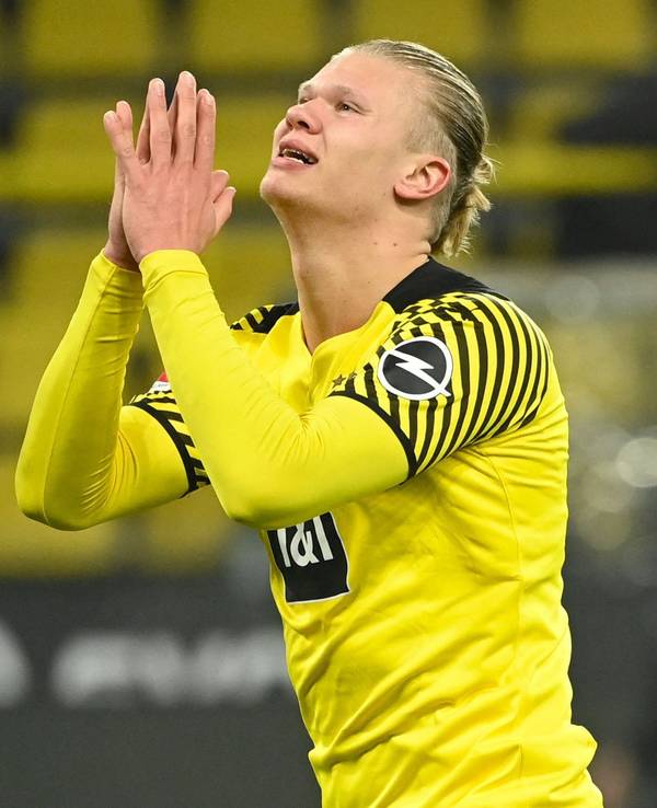 Dortmunds Stürmer Erling Haaland faltet die Hände.