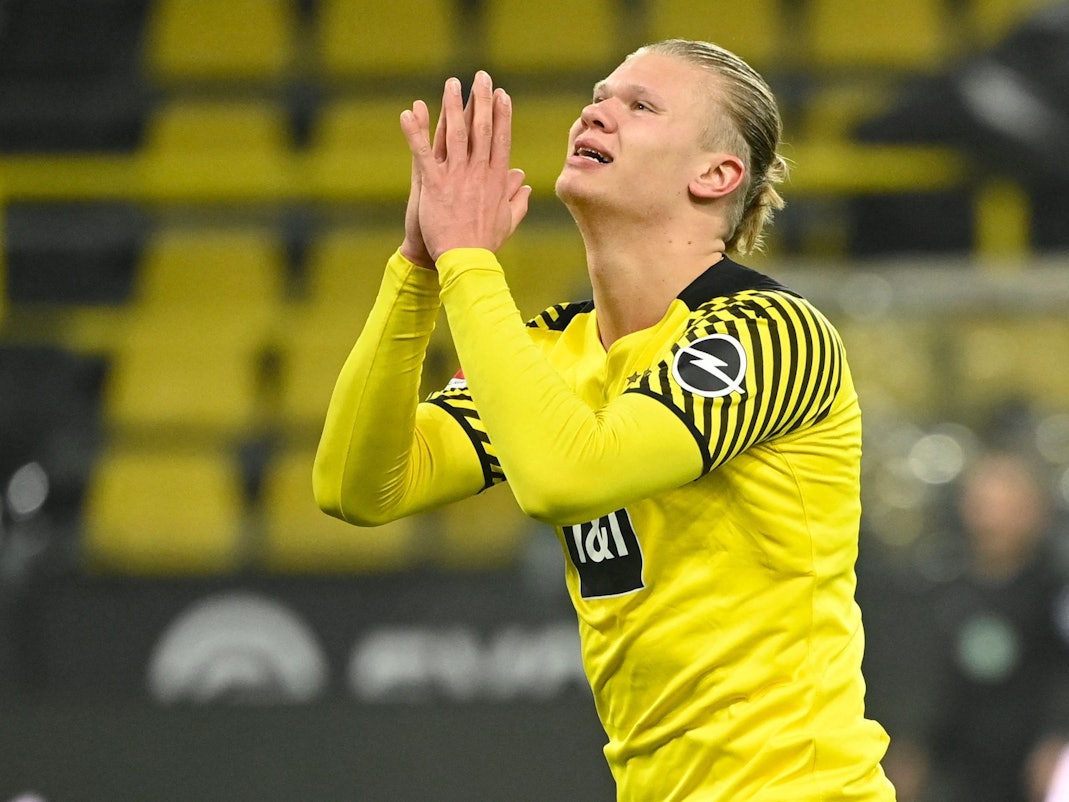Dortmunds Stürmer Erling Haaland faltet die Hände.