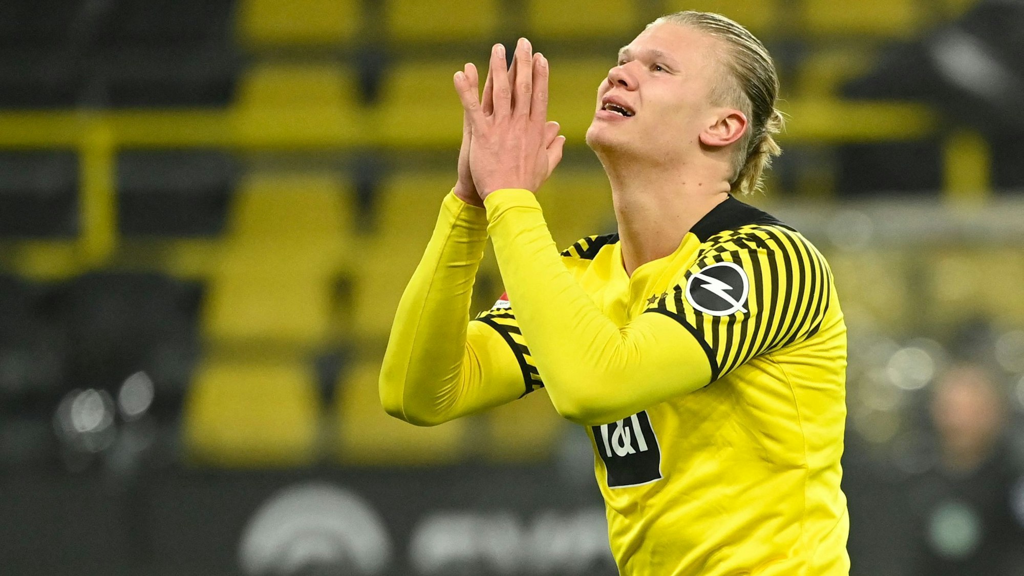 Dortmunds Stürmer Erling Haaland faltet die Hände.