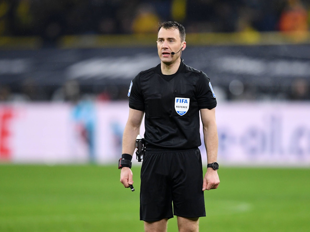 Felix Zwayer steht auf dem Rasen.