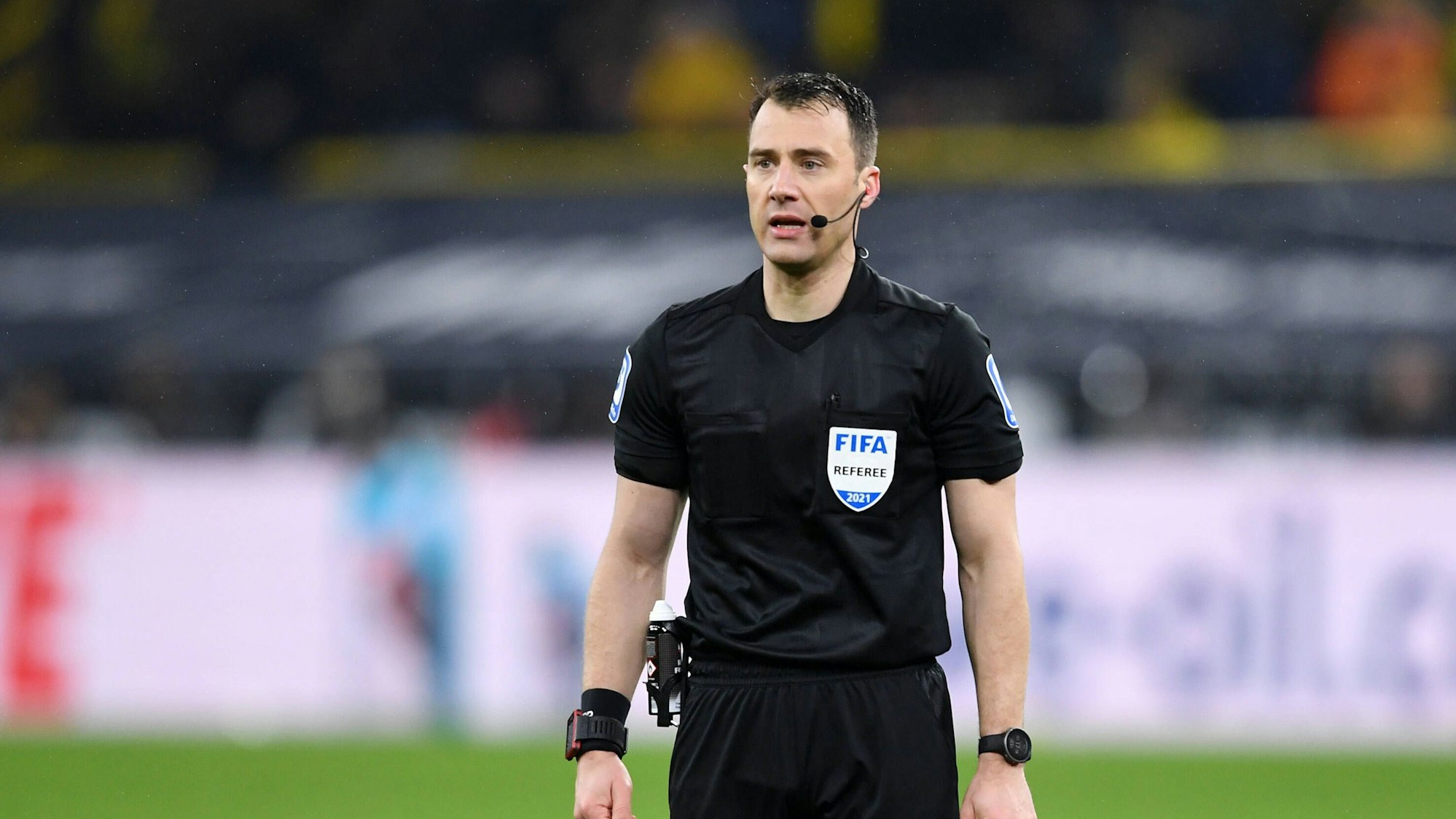 Felix Zwayer steht auf dem Rasen.