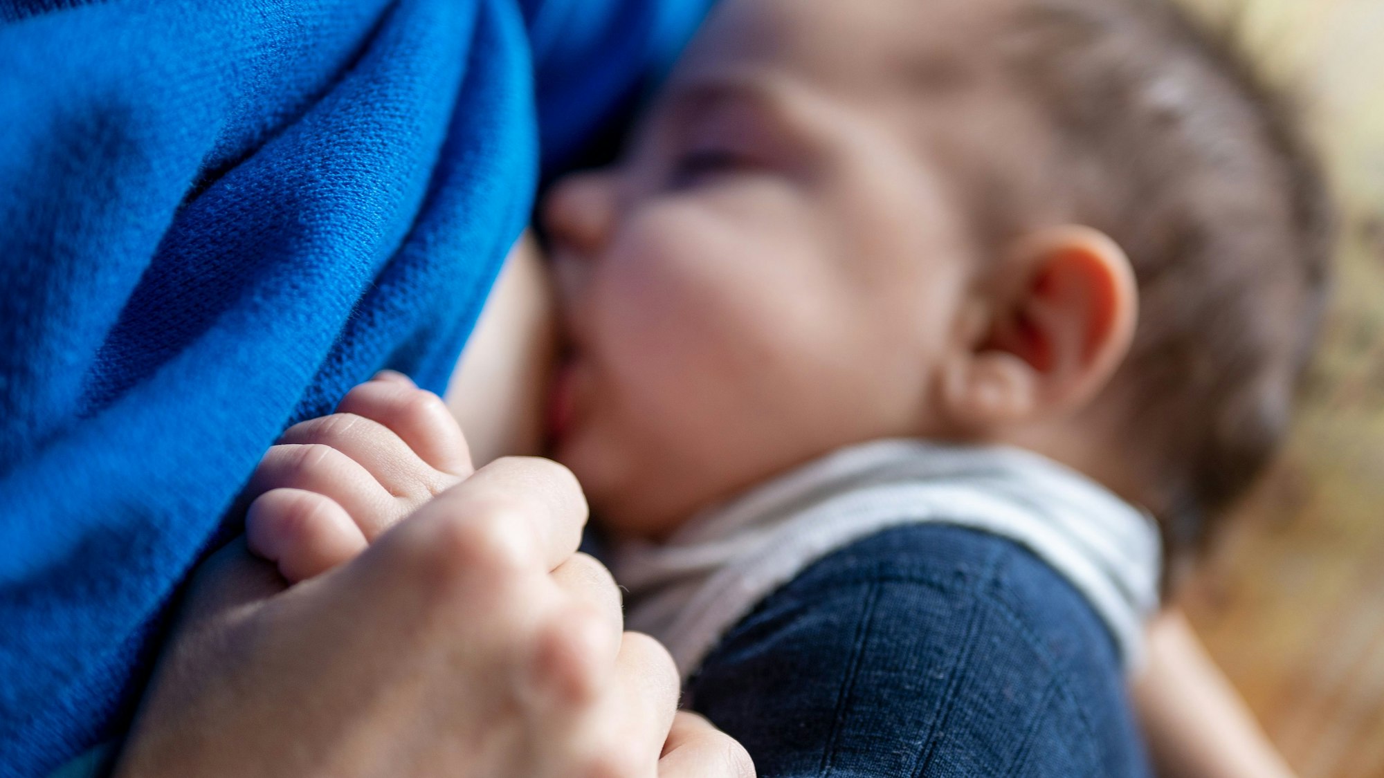 Eine Mutter stillt ihren vier Monate alten Sohn. Symbolbild vom 5. November 2021.