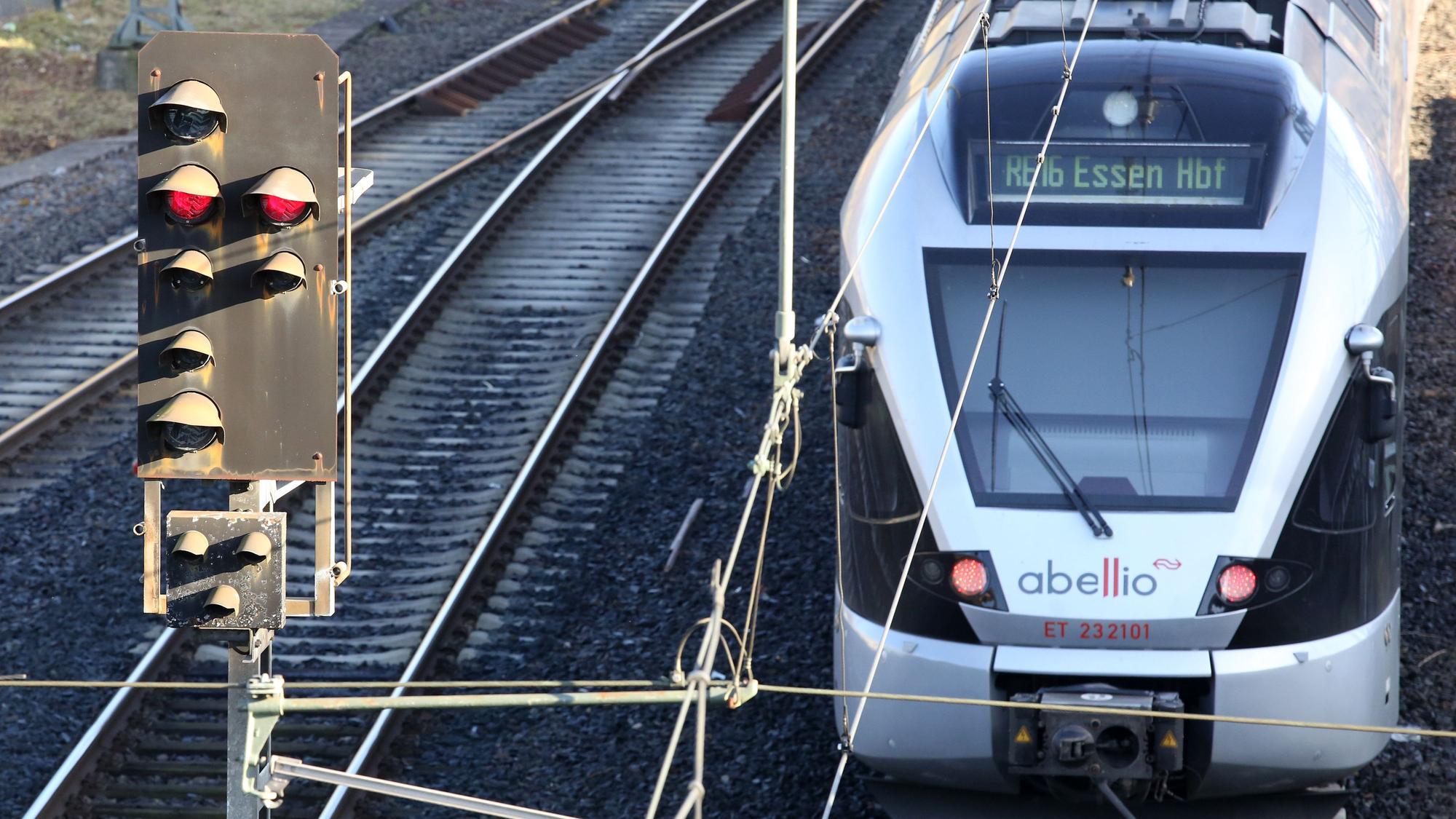 Ein Zug von Abellio fährt neben einem roten Signal vom Hauptbahnhof ab. Reisende und Pendler in Nordrhein-Westfalen werden in den kommenden Wochen die Folgen des Marktaustritts des Bahnunternehmens Abellio zu spüren bekommen.