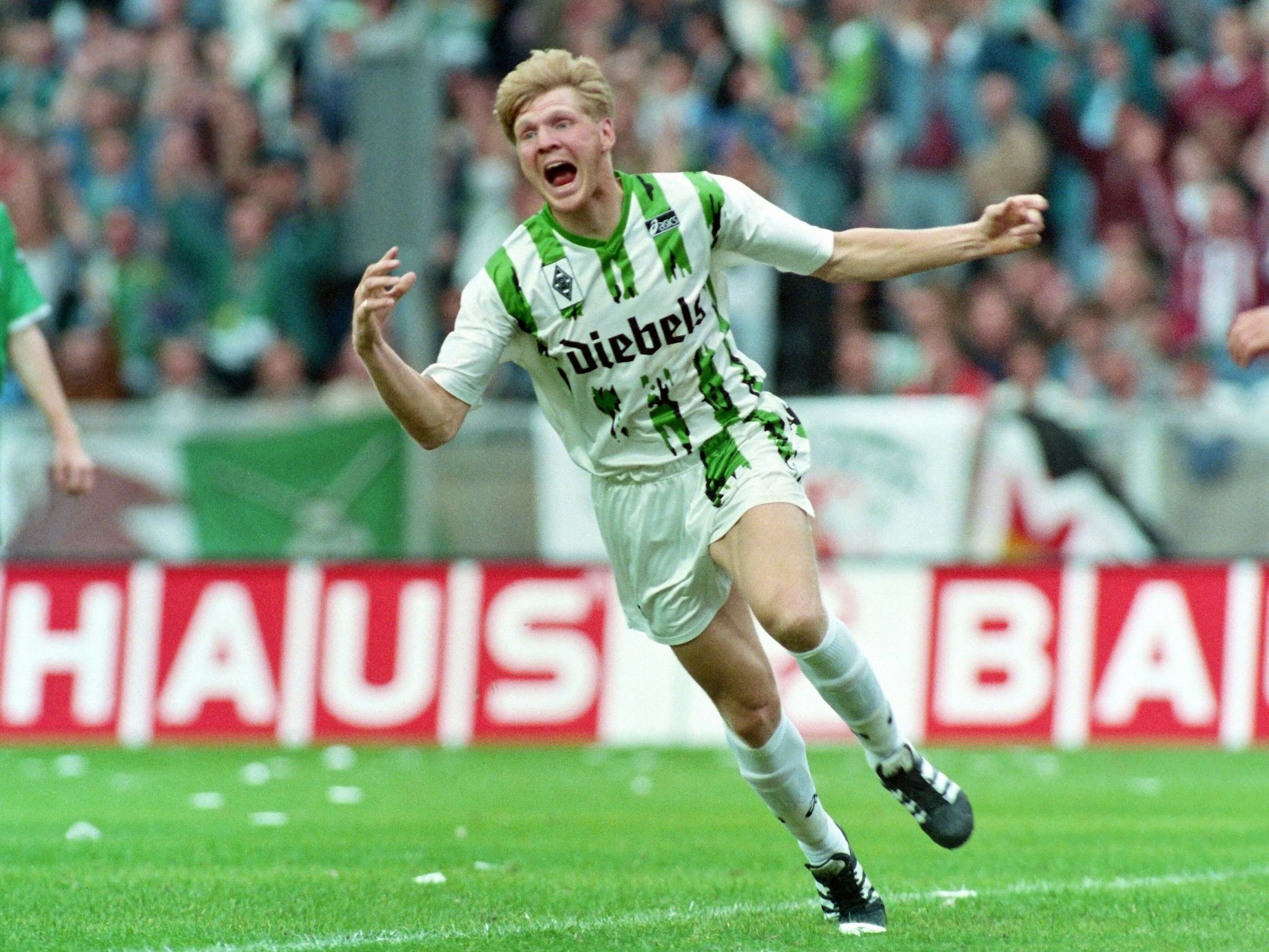 Stefan Effenberg jubelt im DFB-Pokalfinale.