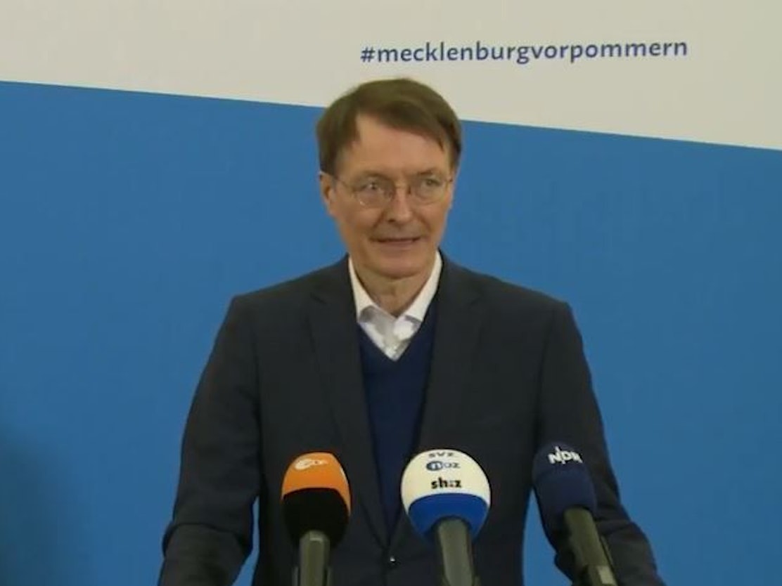 Karl Lauterbach wandte sich bei der Pressekonferenz in Schwerin mit eindringlichen Worten an die Bevölkerung.