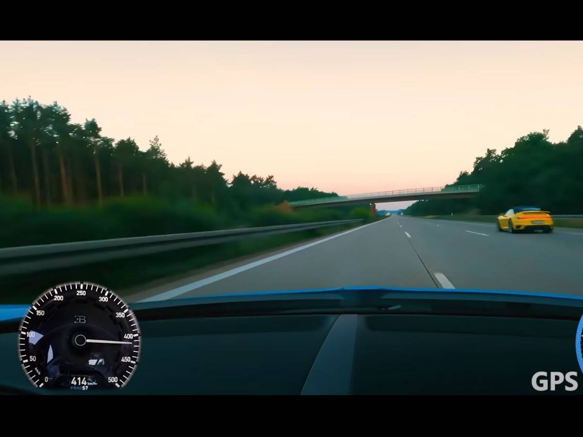 Radim Passer rast über die A2 am 9.1.2022 auf Youtube. Screenshot