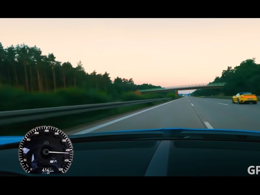 Radim Passer rast über die A2 am 9.1.2022 auf Youtube. Screenshot