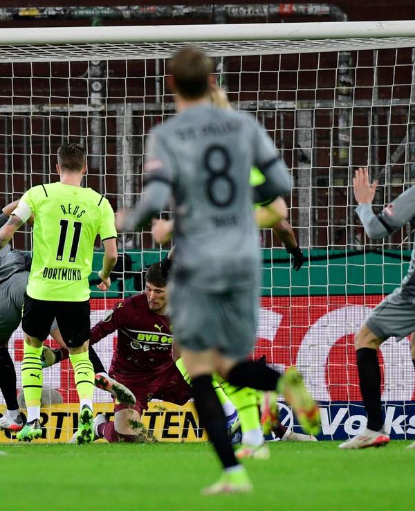 Etienne Amenyido trifft im DFB-Pokal für den FC St. Pauli gegen Borussia Dortmund.