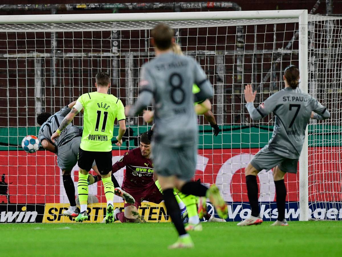 Etienne Amenyido trifft im DFB-Pokal für den FC St. Pauli gegen Borussia Dortmund.